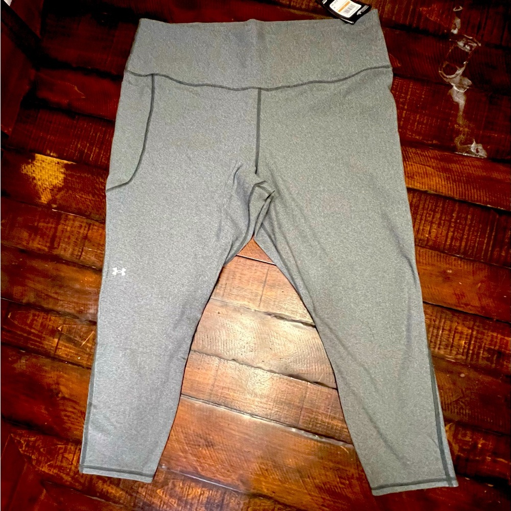 0012 - Under Armour Compression Capri Leggings